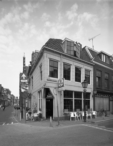 61910 Gezicht op de voor- en linkerzijgevel van het café De Rat (Lange Smeestraat 37) te Utrecht; links de Springweg.
